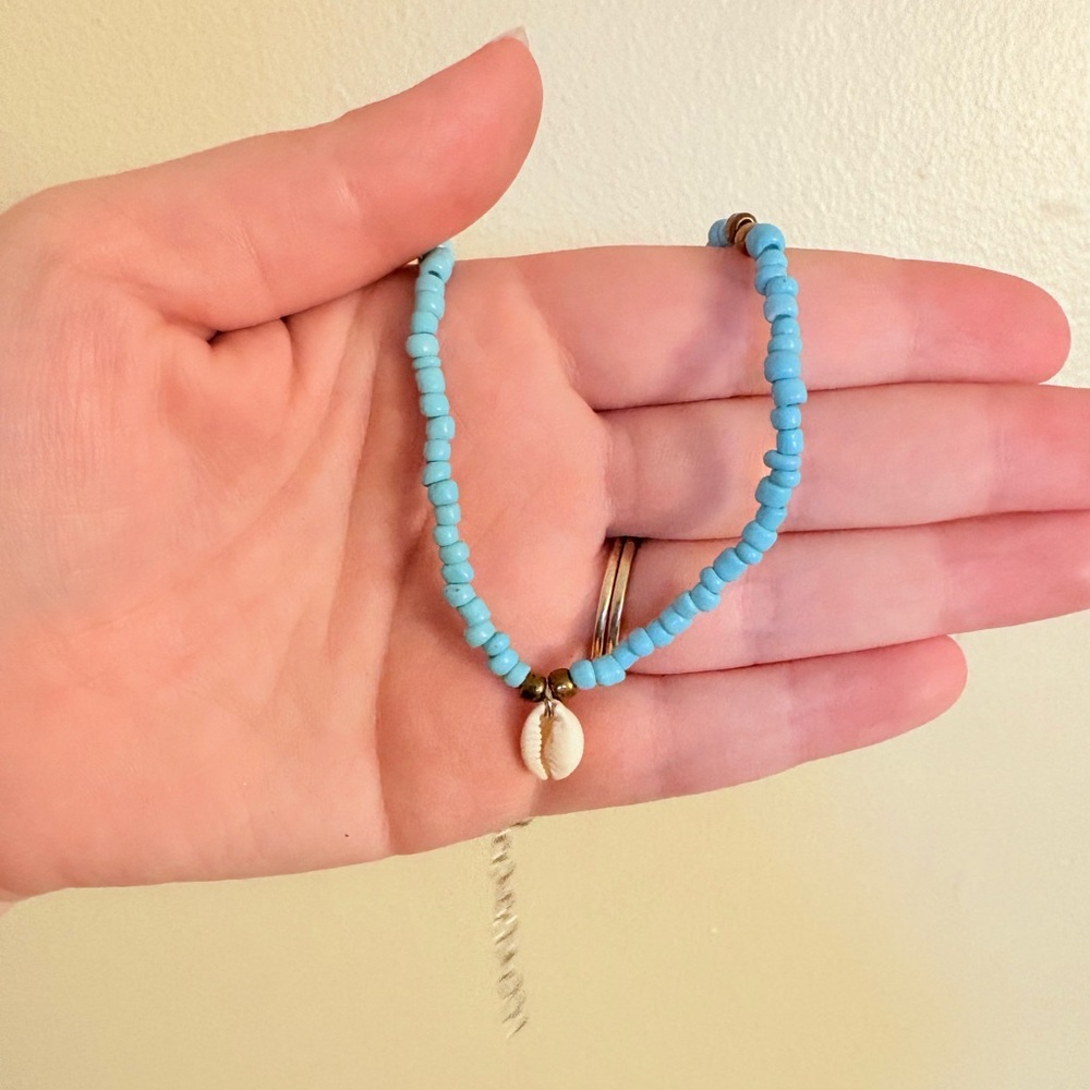 Turquoise and seashell beaded necklace - Picture 2 of 6